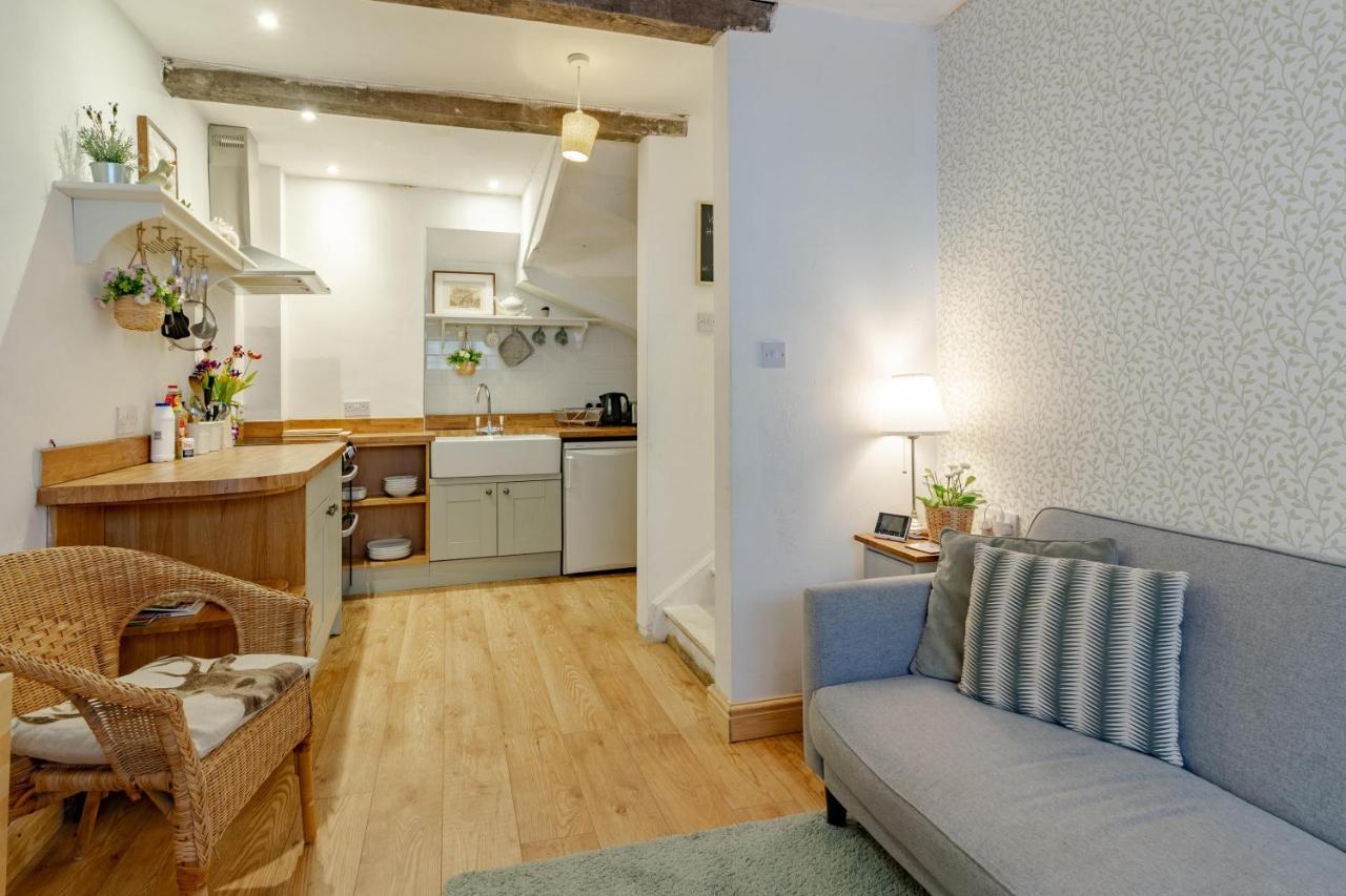 The Shoe Box Cottage With Allocated Parking Malmesbury Dış mekan fotoğraf