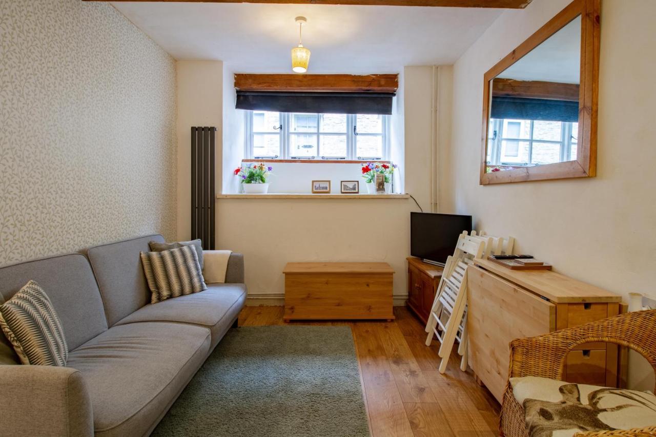 The Shoe Box Cottage With Allocated Parking Malmesbury Dış mekan fotoğraf
